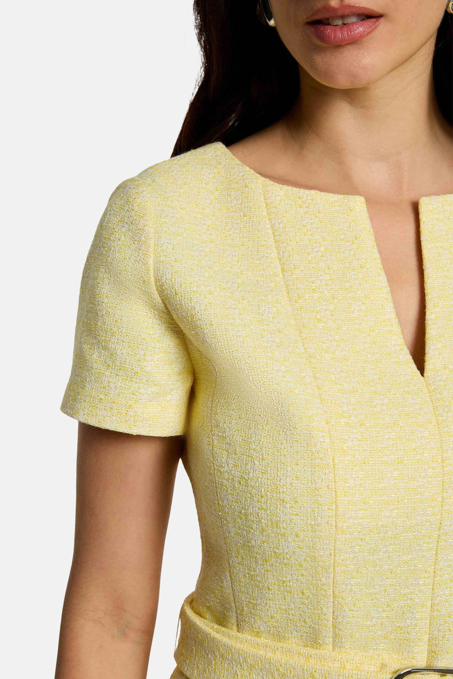 Robe courte jaune à manches courtes de Morgan De Toi, avec un décolleté en V et une texture structurée effet tweed.