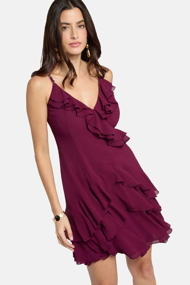 Bordeaux kleedje zonder mouwen van Morgan De Toi, met ruches en een gouden armband.