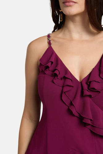 Robe bordeaux sans manches de Morgan De Toi, avec volants et bretelles spaghetti avec détail d'anneau.