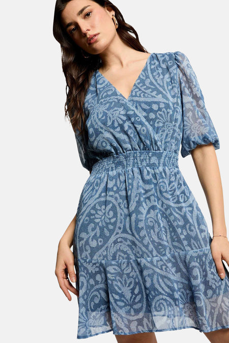 Blauw kleedje met korte pofmouwtjes van Morgan De Toi, met paisley-patroon, V-hals en gesmokte taille.
