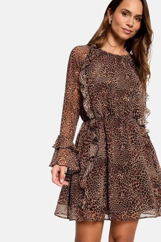 Bruine jurk met lange mouwen van Morgan De Toi, met luipaardprint en ruches.