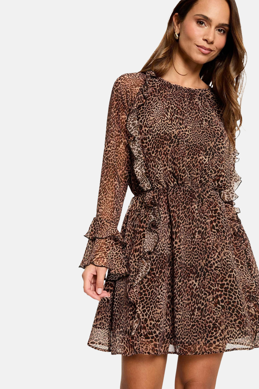 Bruine jurk met lange mouwen van Morgan De Toi, met luipaardprint en ruches.