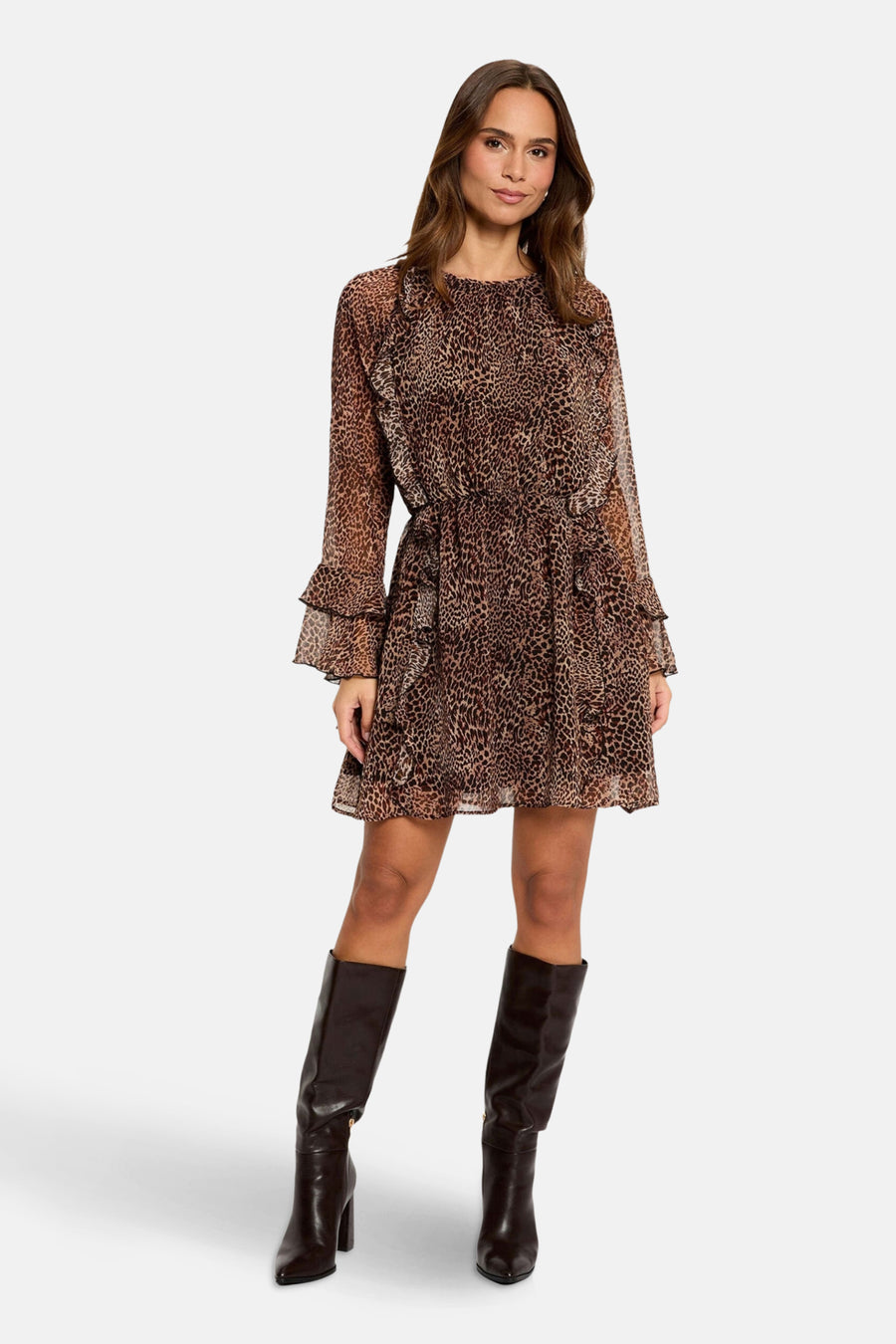 Bruine jurk met lange mouwen van Morgan De Toi, met luipaardprint, ruches en gecombineerd met hoge bruine laarzen.
