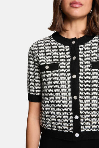 Zwarte jurk met korte mouwen van Morgan De Toi, met decoratieve knopen en een zwart-wit geweven patroon.