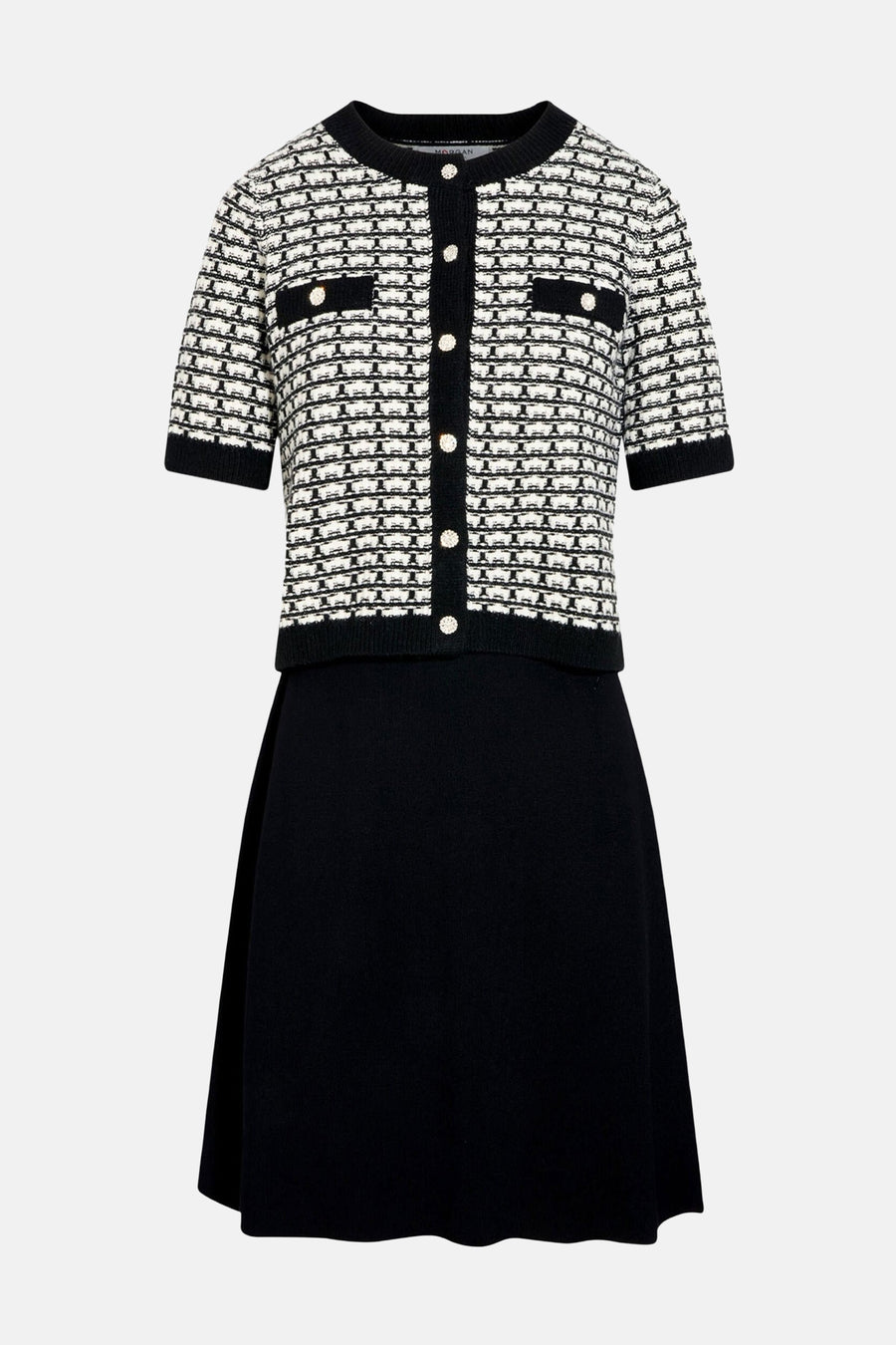 Zwarte jurk met korte mouwen van Morgan De Toi, met een wit en zwart gestreept jasje met goudkleurige knopen.