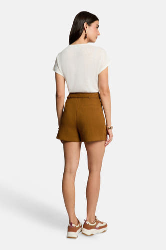Bruine short van Morgan De Toi, getailleerd met textuur en riemlussen, van achteren gezien, gestyled met wit T-shirt en sneakers.
