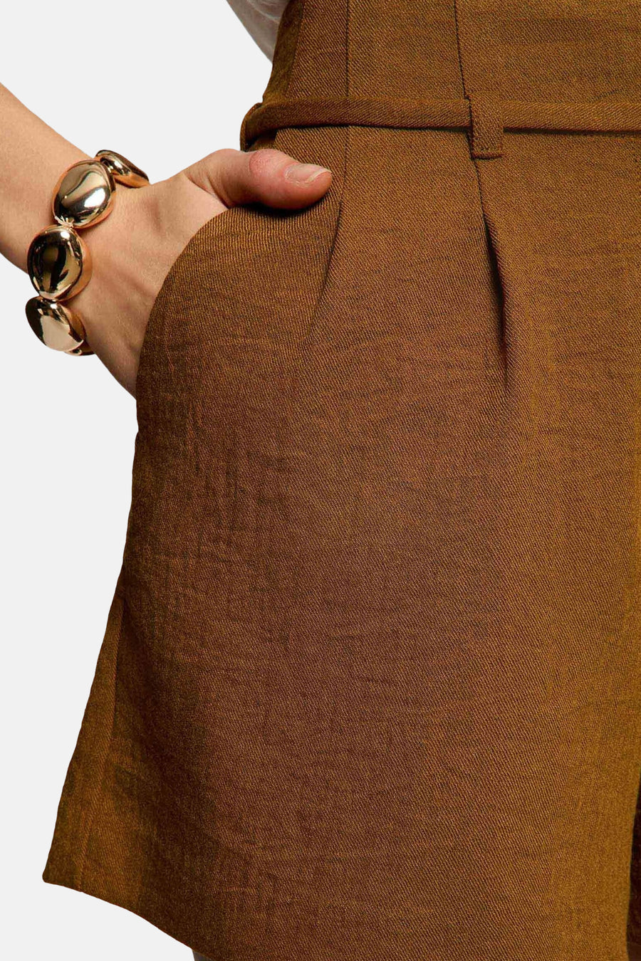 Short marron Morgan De Toi avec texture tissée structurée, plis, poche latérale et bracelet doré.