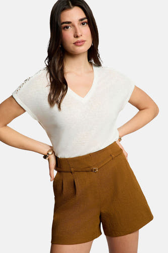 Short marron Morgan De Toi avec tissu texturé, plis, ceinture assortie et boucle dorée.