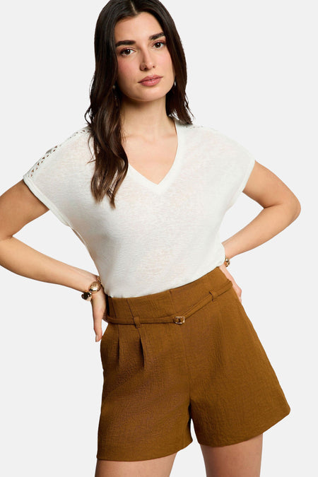 Short marron Morgan De Toi avec tissu texturé, plis, ceinture assortie et boucle dorée.
