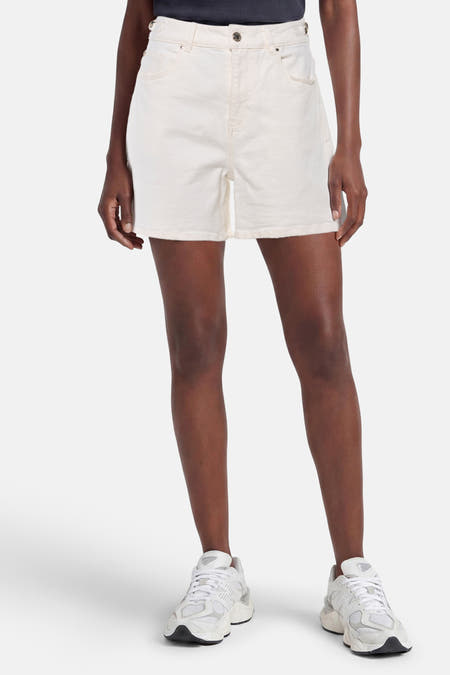 Witte denim short van Morgan De Toi met hoge taille en voorzakken, gedragen door een model.
