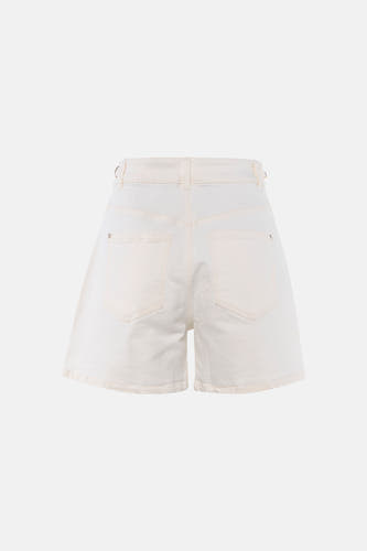 Short en jean blanc de Morgan De Toi, dos avec poches et passants de ceinture.