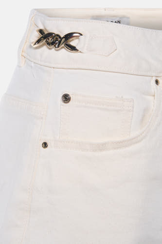 Short en jean blanc de Morgan De Toi avec détail de chaîne argentée sur la ceinture et clous, gros plan.