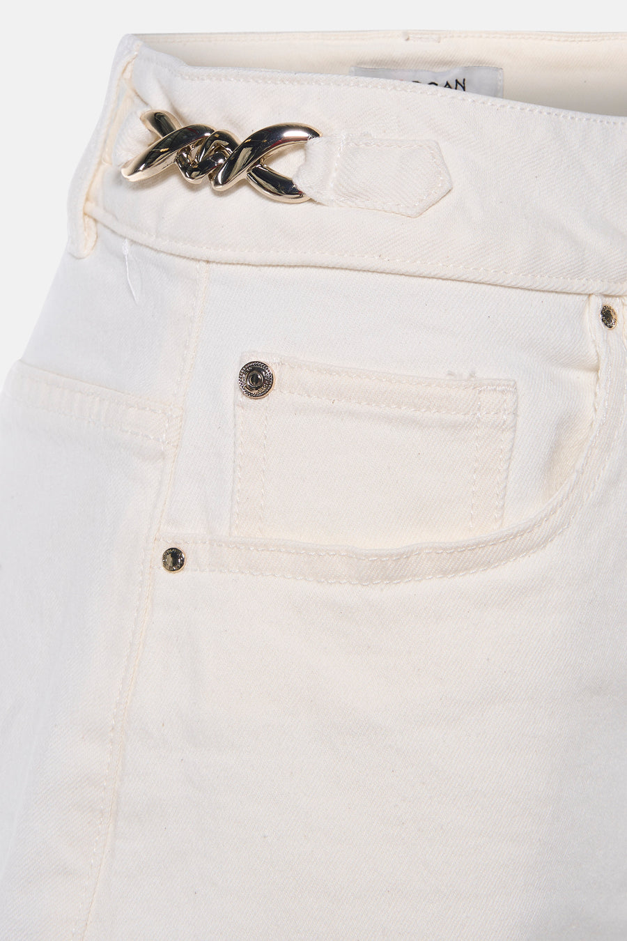 Short en jean blanc de Morgan De Toi avec détail de chaîne argentée sur la ceinture et clous, gros plan.