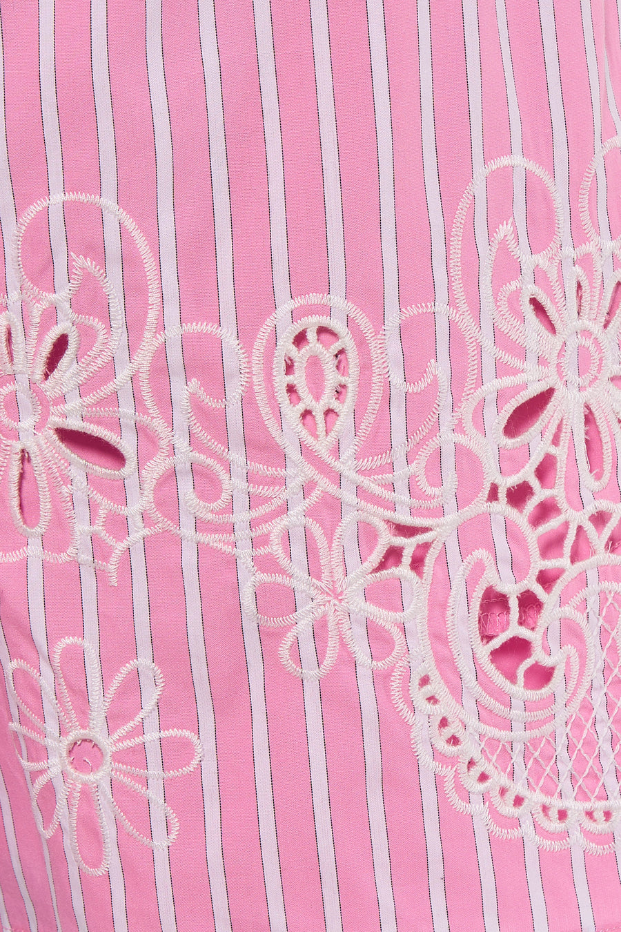 Roze gestreepte shorts van Morgan De Toi met witte bloemenborduurwerk en kantdetails, close-up weergave