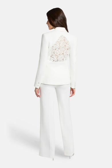 Witte blazer van Morgan De Toi met kanten paneel op de rug, gedragen met een witte pantalon.