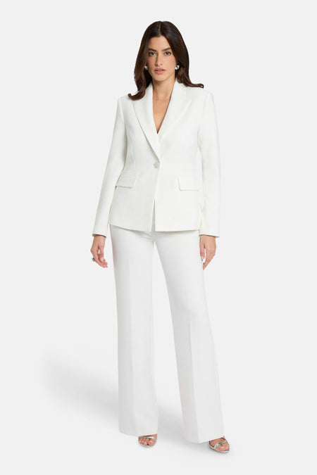 Witte blazer van Morgan De Toi met één knoopsluiting, revers en klepzakken, gedragen met een bijpassende broek.