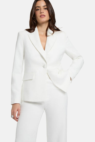 Witte blazer van Morgan De Toi, getailleerd met één knoop, revers en klepzakken, gecombineerd met een witte broek.