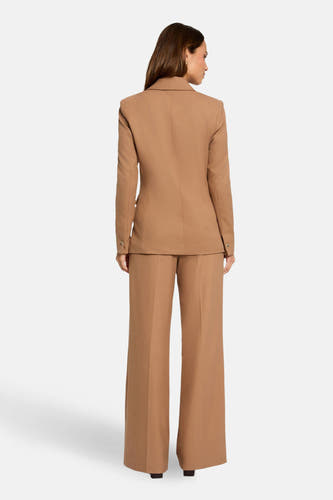 Bruine blazer van Morgan De Toi, met lange mouwen en gouden knopen, gezien van achteren.
