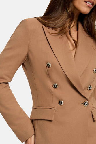 Bruine blazer van Morgan De Toi met gouden knopen en reverskraag, gedeeltelijke weergave.