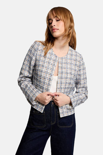 Blauw korte jas van Morgan De Toi, met geruite print en gedragen met donkere jeans.
