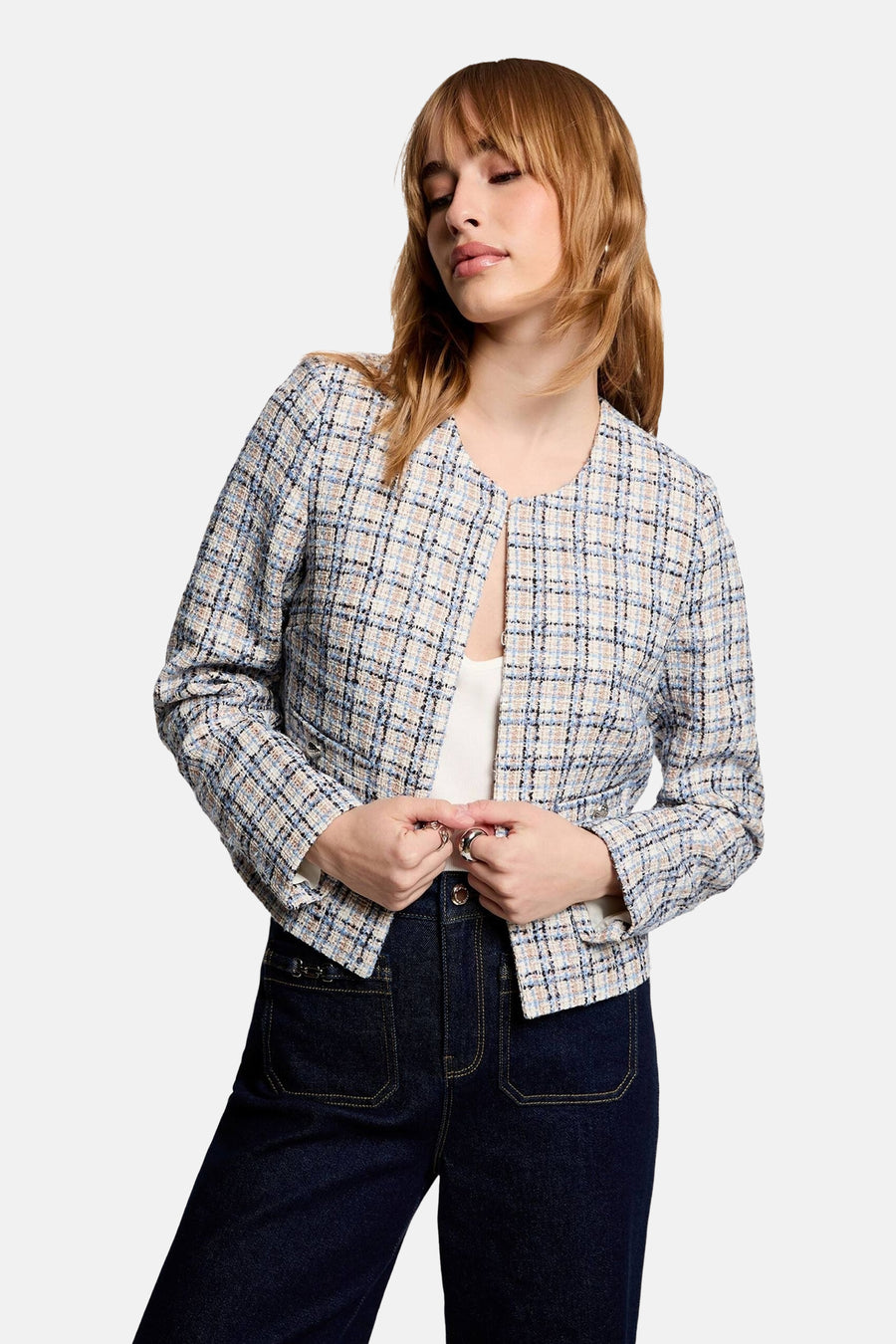 Blauw korte jas van Morgan De Toi, met geruite print en gedragen met donkere jeans.
