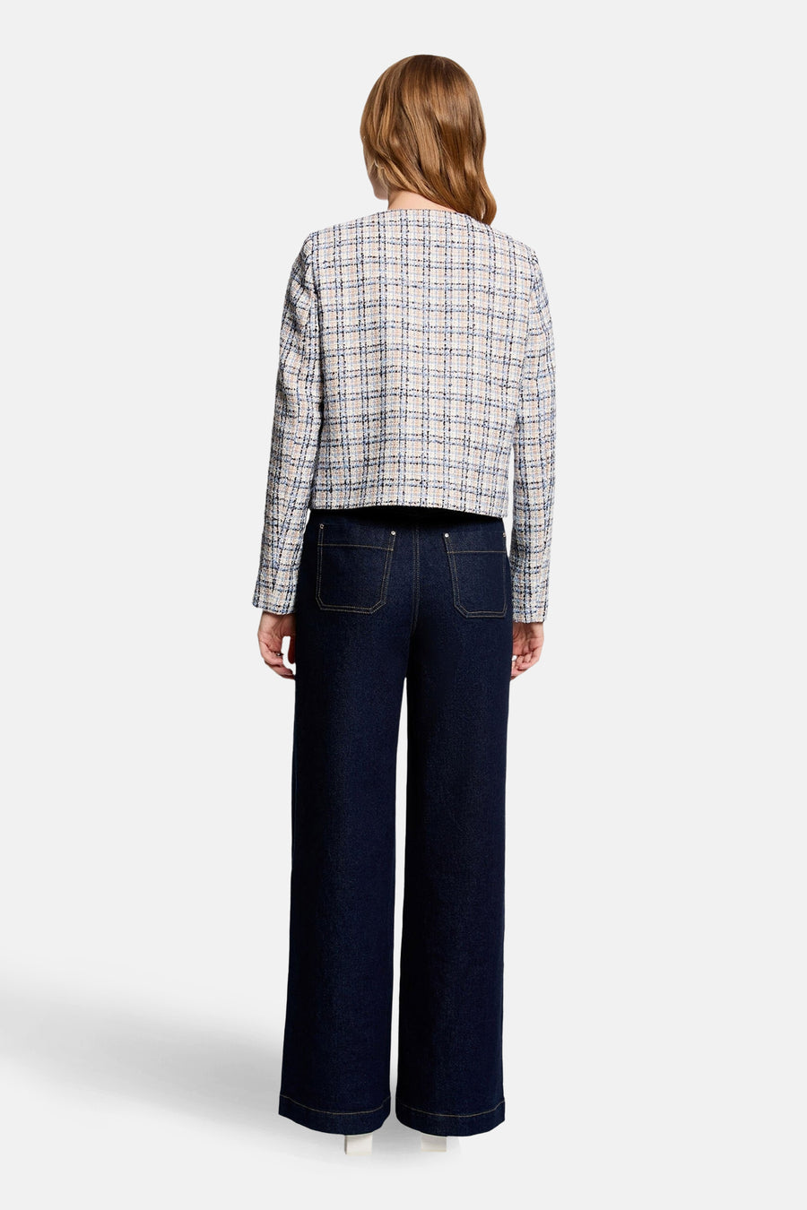 Blauwe korte jas van Morgan De Toi, met ruitpatroon, gecombineerd met donkerblauwe broek.