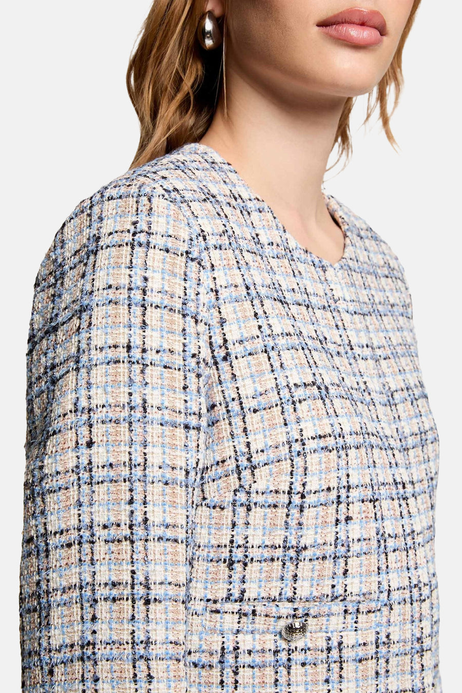 Blauwe korte jas van Morgan de Toi met een geruite tweedtextuur en decoratieve knoop.
