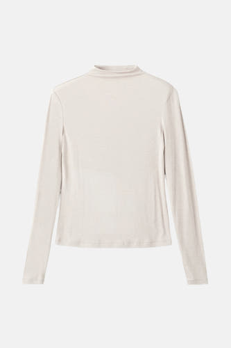 T-shirt beige à longues manches de MANGO, couleur unie et col haut.