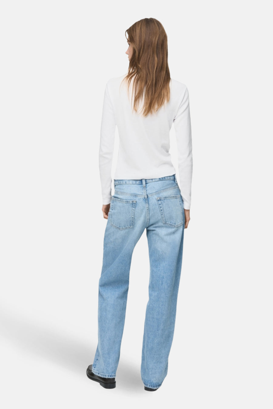 Wit T-shirt met lange mouwen van MANGO, gezien van achteren, gecombineerd met een blauwe jeans.