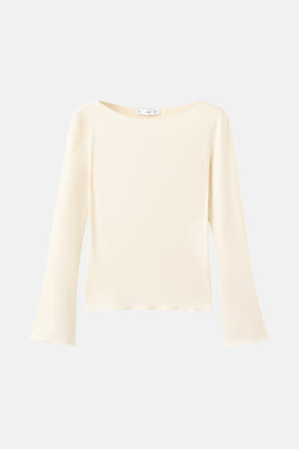 Ecrukleurig T-shirt met lange mouwen van MANGO, met een wijde boothals en uitlopende mouwen.

