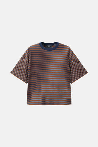 T-shirt multicolore à manches courtes de MANGO, avec des rayures horizontales brunes et bleues.