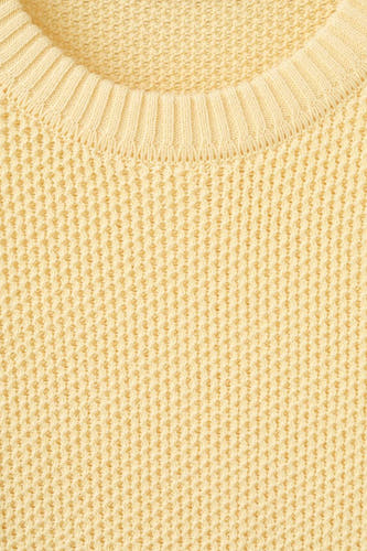 Pull jaune à col rond de MANGO, avec une fine structure gaufrée et un col côtelé.