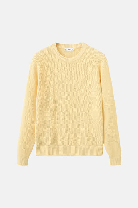 Pull jaune à col rond de MANGO, avec une texture tricotée et des bords côtelés.