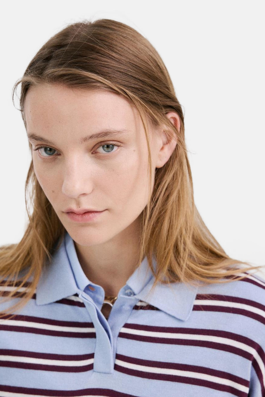 Pull multicolore à col rond de MANGO, avec des rayures horizontales bleu clair, blanc et bordeaux.