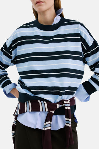 Multikleurige trui met ronde hals van MANGO, met blauwe en zwarte strepen en een shirt eronder.