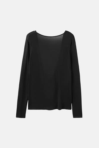 Pull noir à col rond de MANGO, à manches longues et avec une texture fine et subtile.