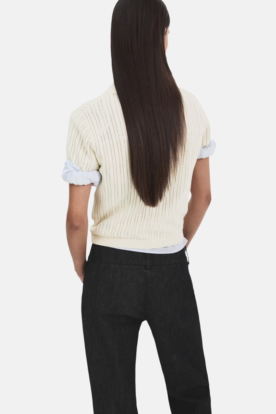 Beige polo van MANGO, met korte mouwen en een fijn gebreide textuur.