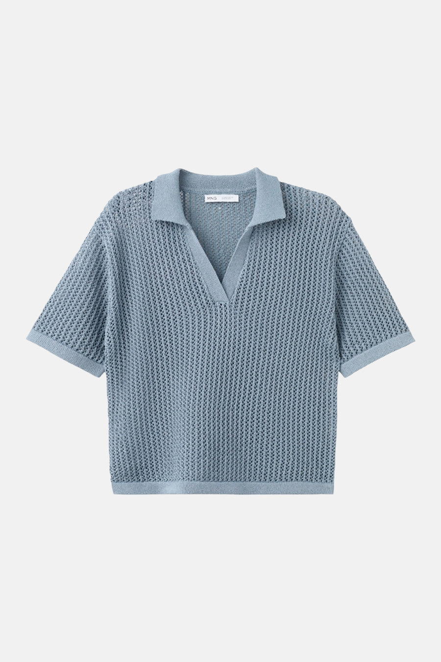 Polo bleu à manches courtes de MANGO, avec une texture ajourée et une coupe décontractée.