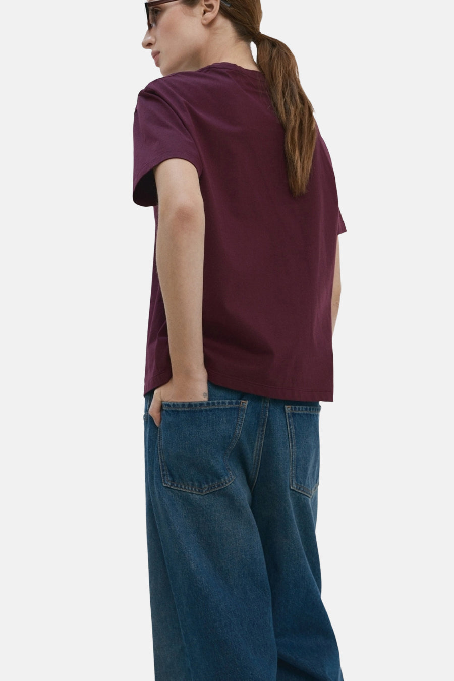 Bordeaux T-shirt met korte mouwen van MANGO, met een losse pasvorm en jeans met wijde pijpen.
