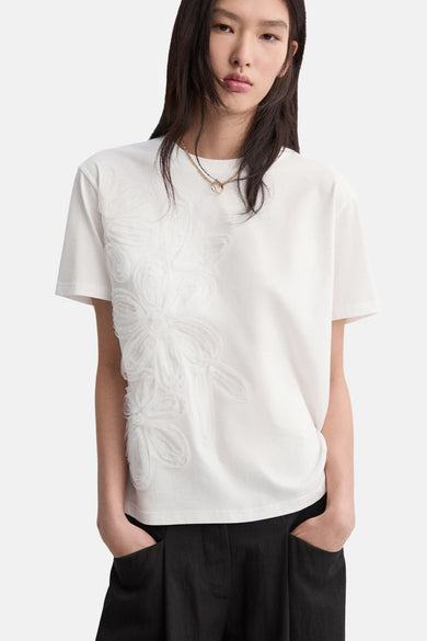 Wit T-shirt van MANGO, met korte mouwen en een decoratieve bloemapplique.