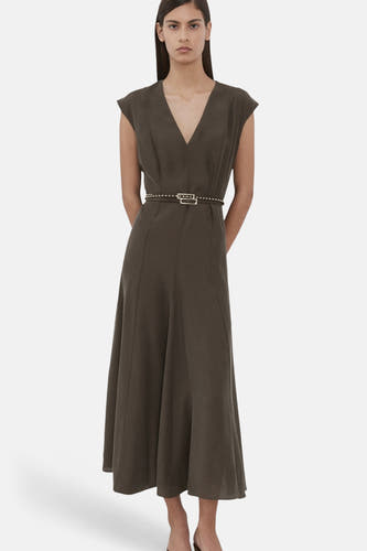 Mouwloze jurk in bruin van MANGO, met een V-hals en een smalle riem.