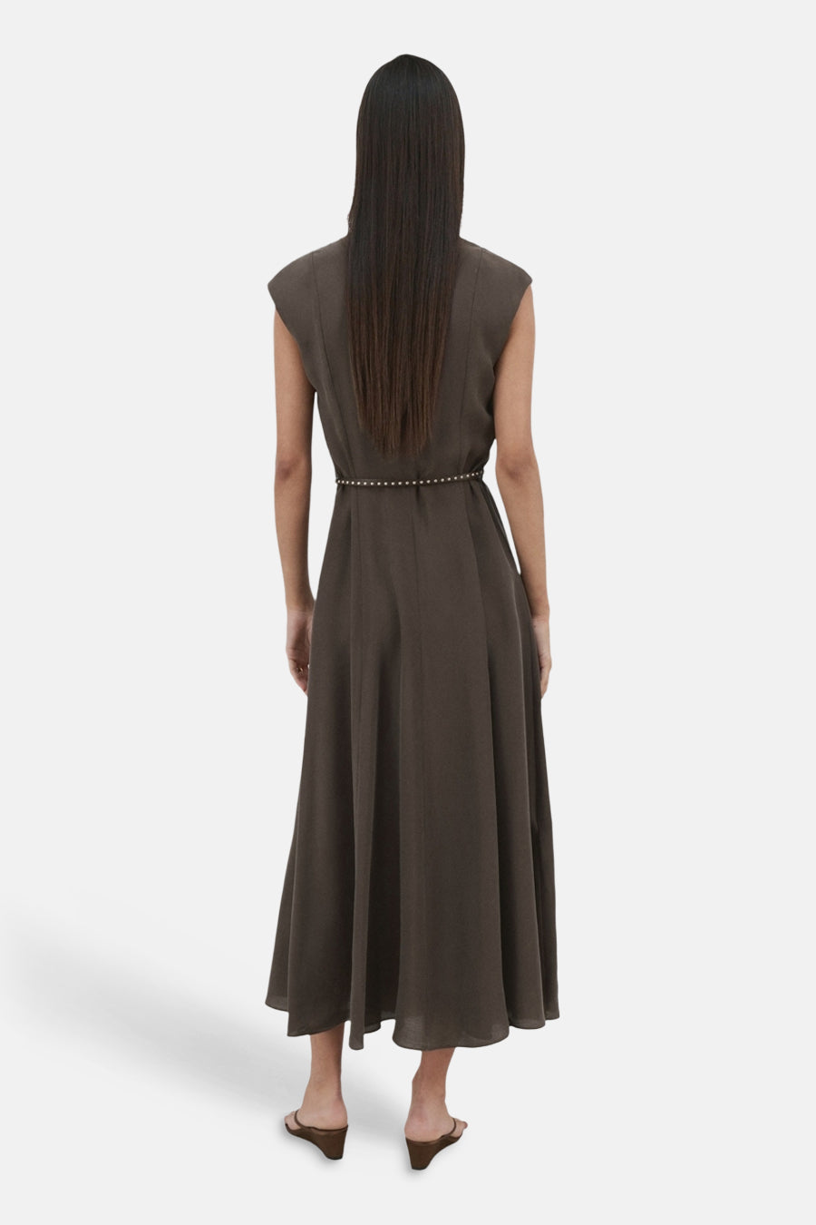 Bruine mouwloze jurk van MANGO, met een smalle riem en een uitlopende rok, gezien van achteren.