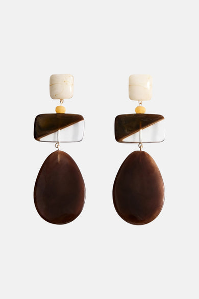 Multikleurige oorringen van MANGO, met beige vierkanten, bruin-witte rechthoeken en bruine druppelvormen.
