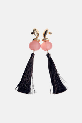 Multicolor oorringen van MANGO, met gouden details, roze kralen en zwarte kwastjes.