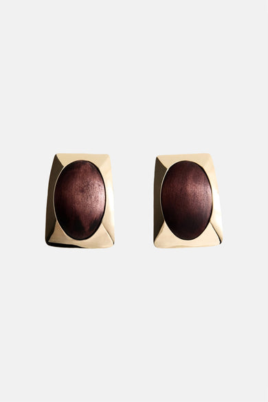 Multikleurige oorringen van MANGO met een goudkleurige vierkante rand en een ronde, bruine binnenkant.