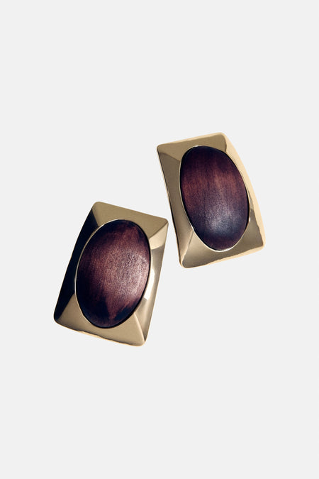 Multikleurige oorringen van MANGO met een geometrisch design en een inzetstuk van donker hout.
