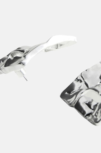 Zilverkleurige oorringen van MANGO met een gehamerde textuur en een asymmetrisch ontwerp.
