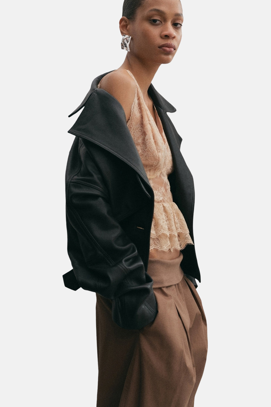 Zilveren oorringen van MANGO, met een gehamerd oppervlak en een asymmetrisch ontwerp.