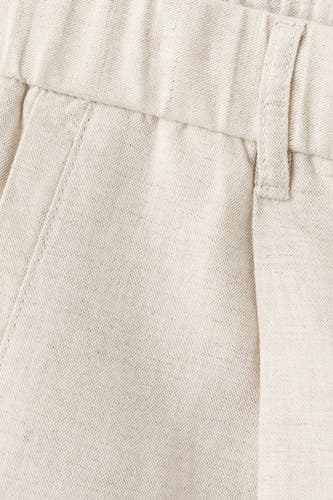 Ecru broek van MANGO, met elastische tailleband en een riemlus.