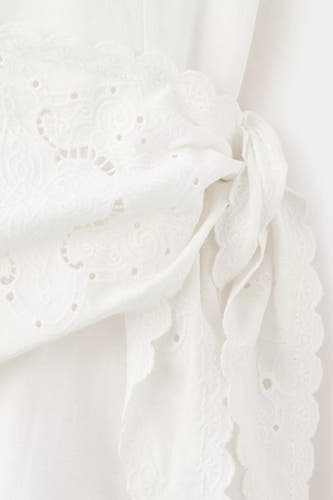 Robe écru de MANGO avec broderie anglaise, bord festonné et détail de bouton.